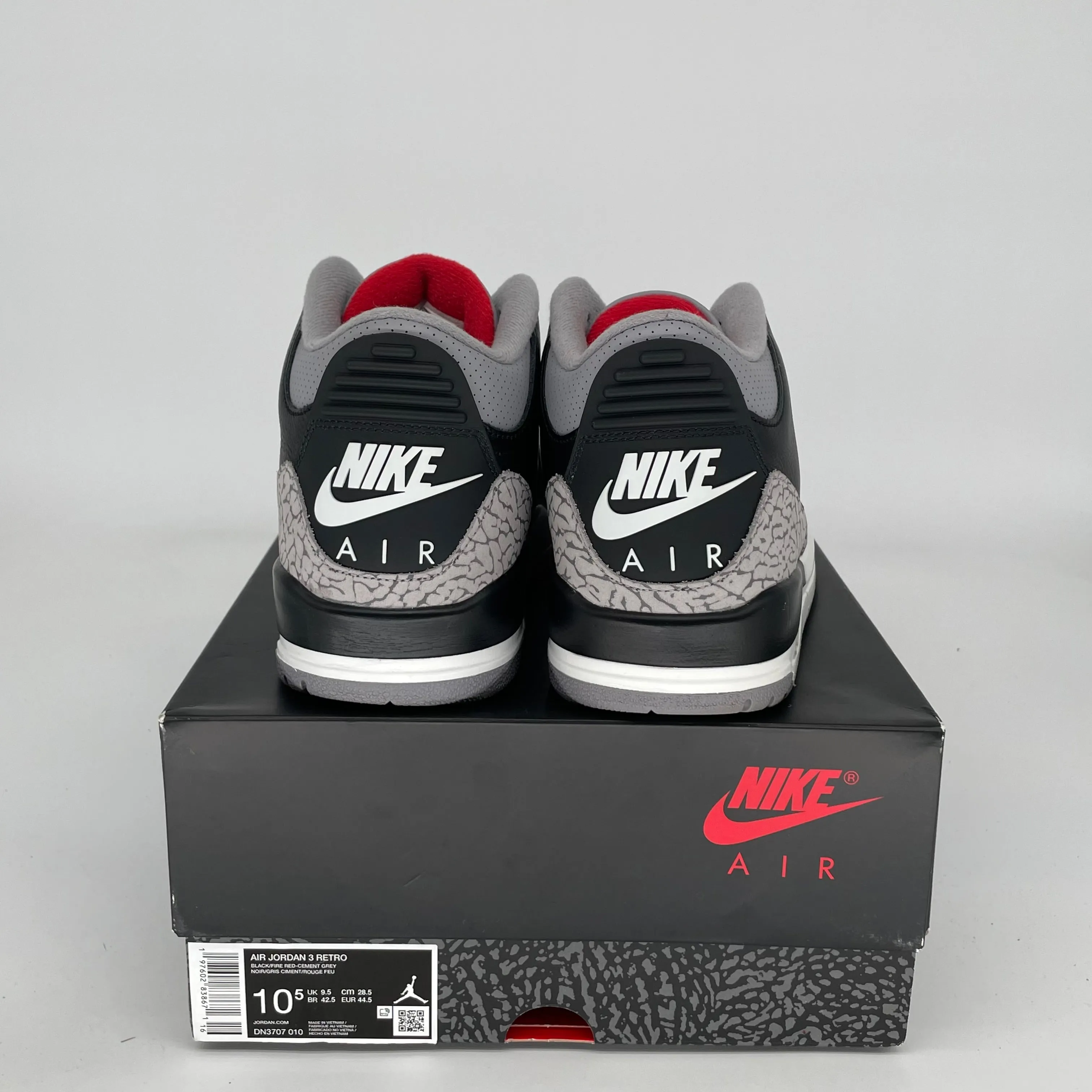 AIR JORDAN 3 BLACK CEMENT SIZE 10.5 DN3707-010