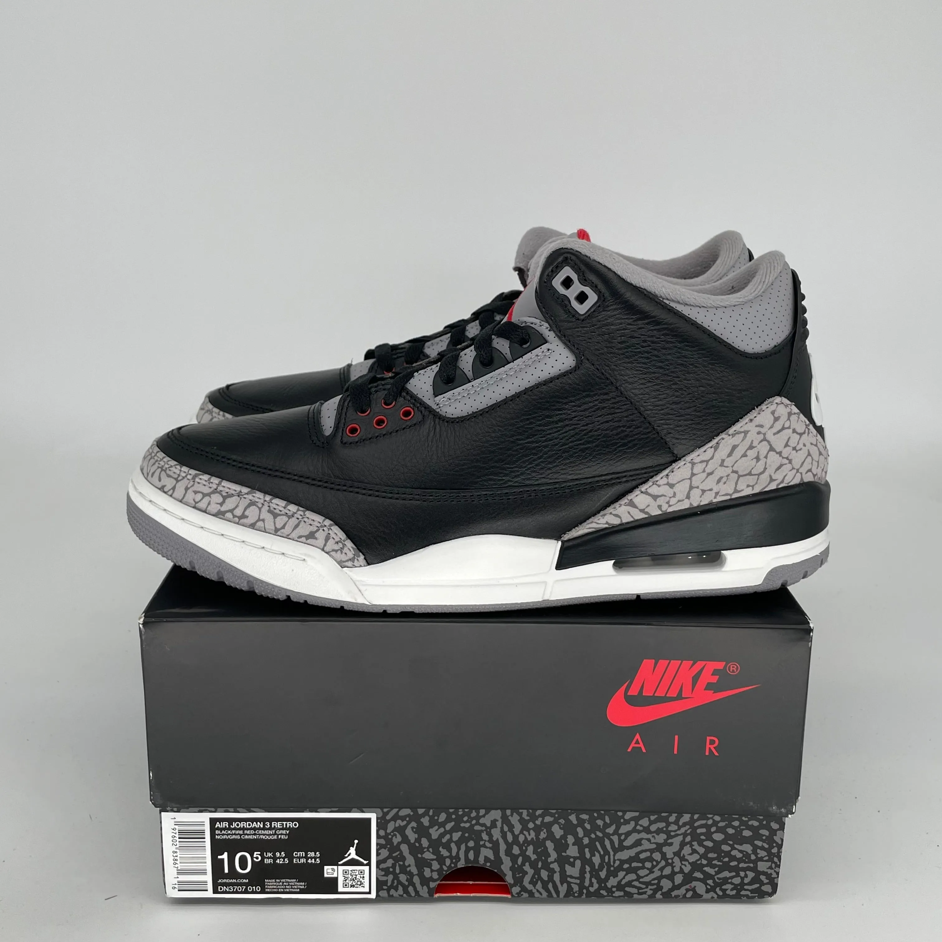 AIR JORDAN 3 BLACK CEMENT SIZE 10.5 DN3707-010