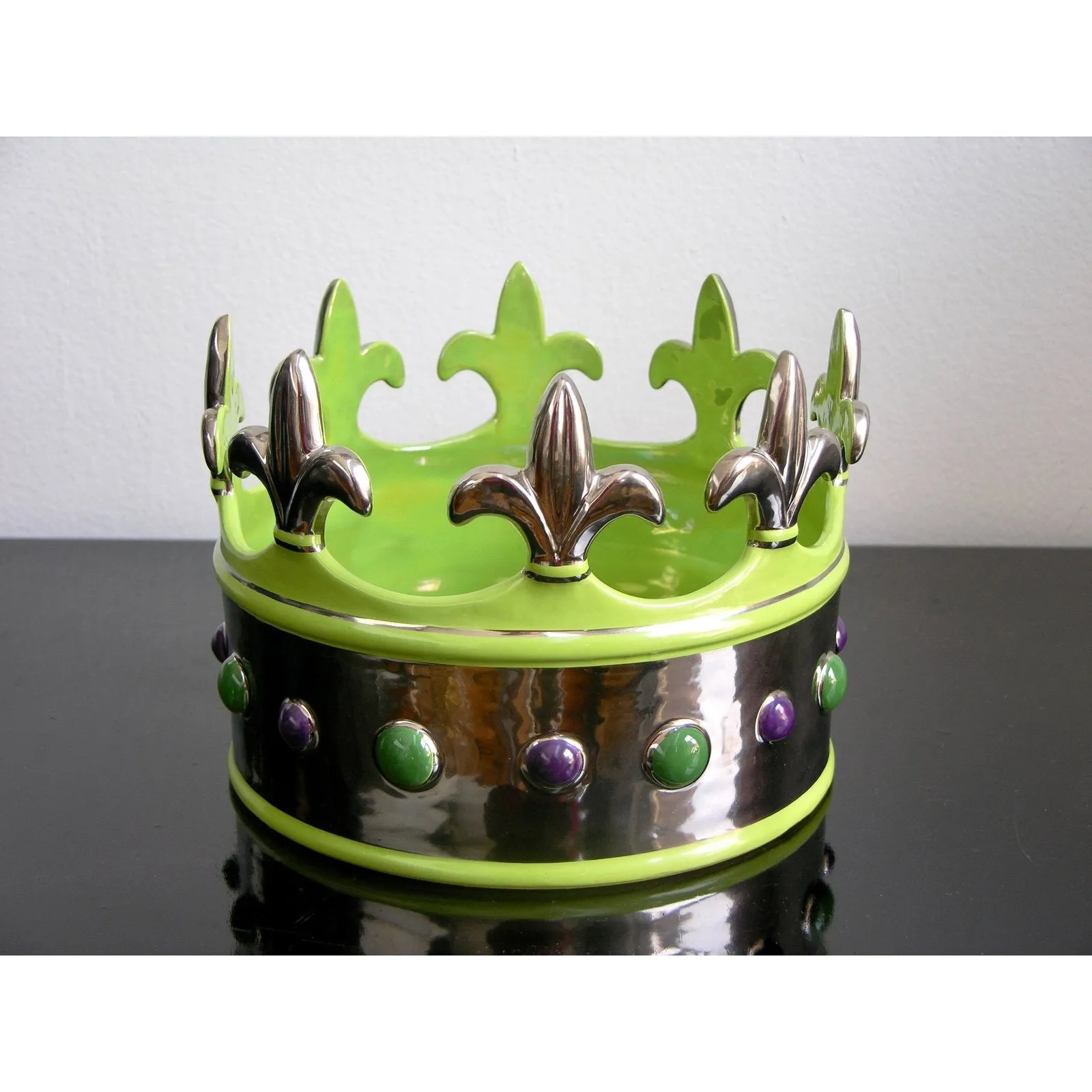 Contemporary Italian Apple Jade Green Majolica Crown Bowl with Platinum Accents