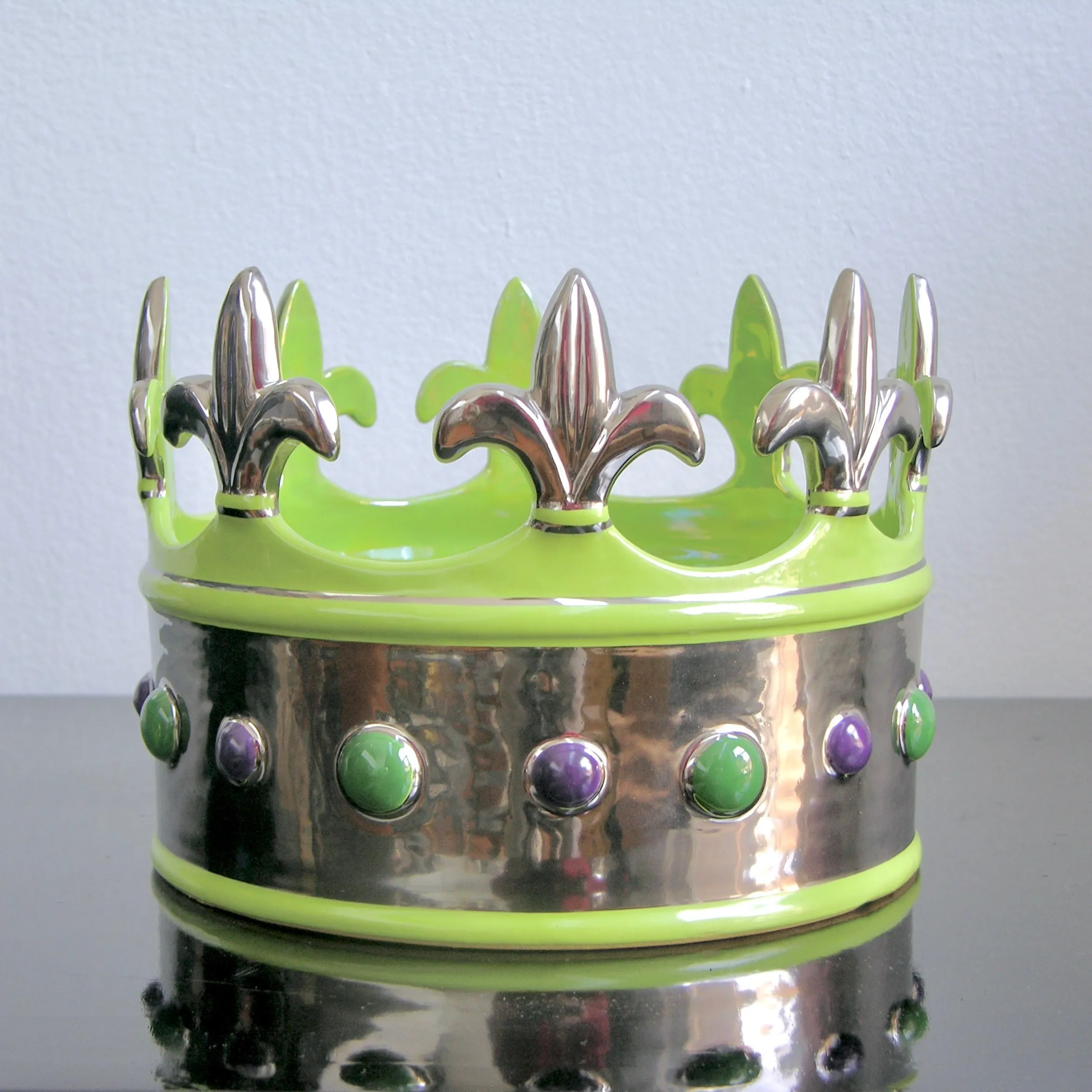 Contemporary Italian Apple Jade Green Majolica Crown Bowl with Platinum Accents
