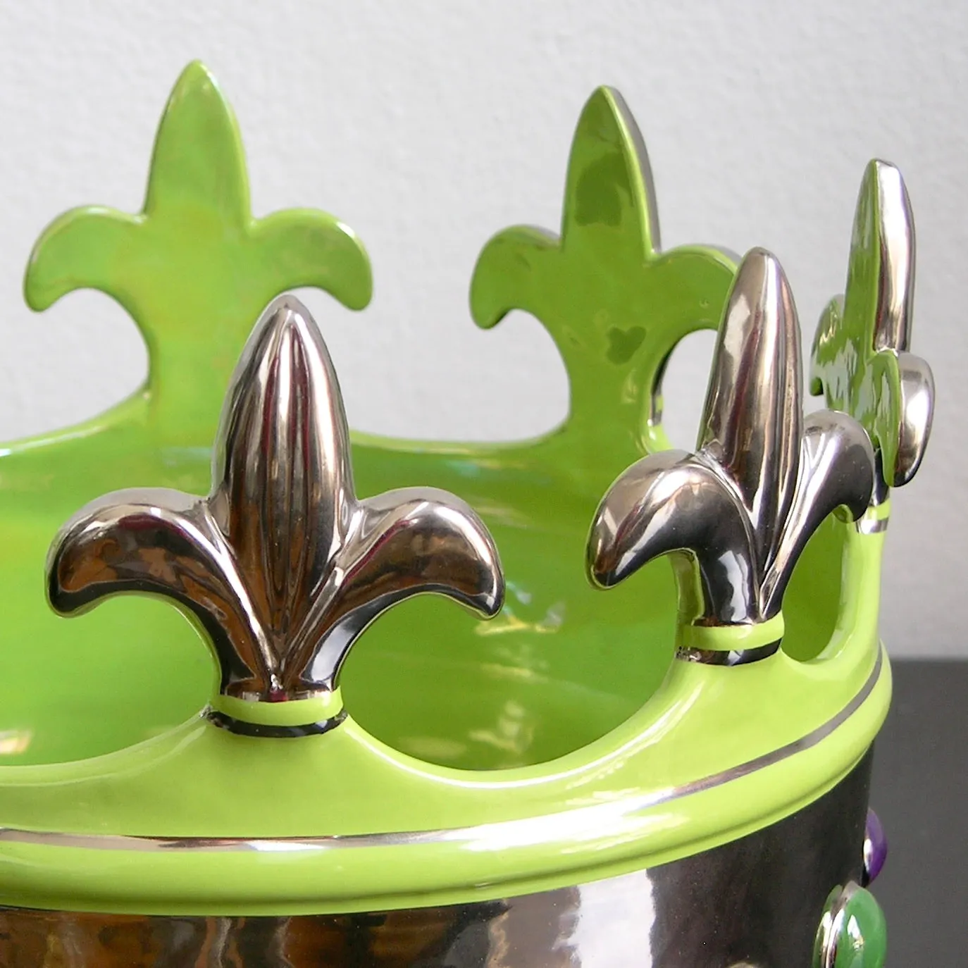 Contemporary Italian Apple Jade Green Majolica Crown Bowl with Platinum Accents