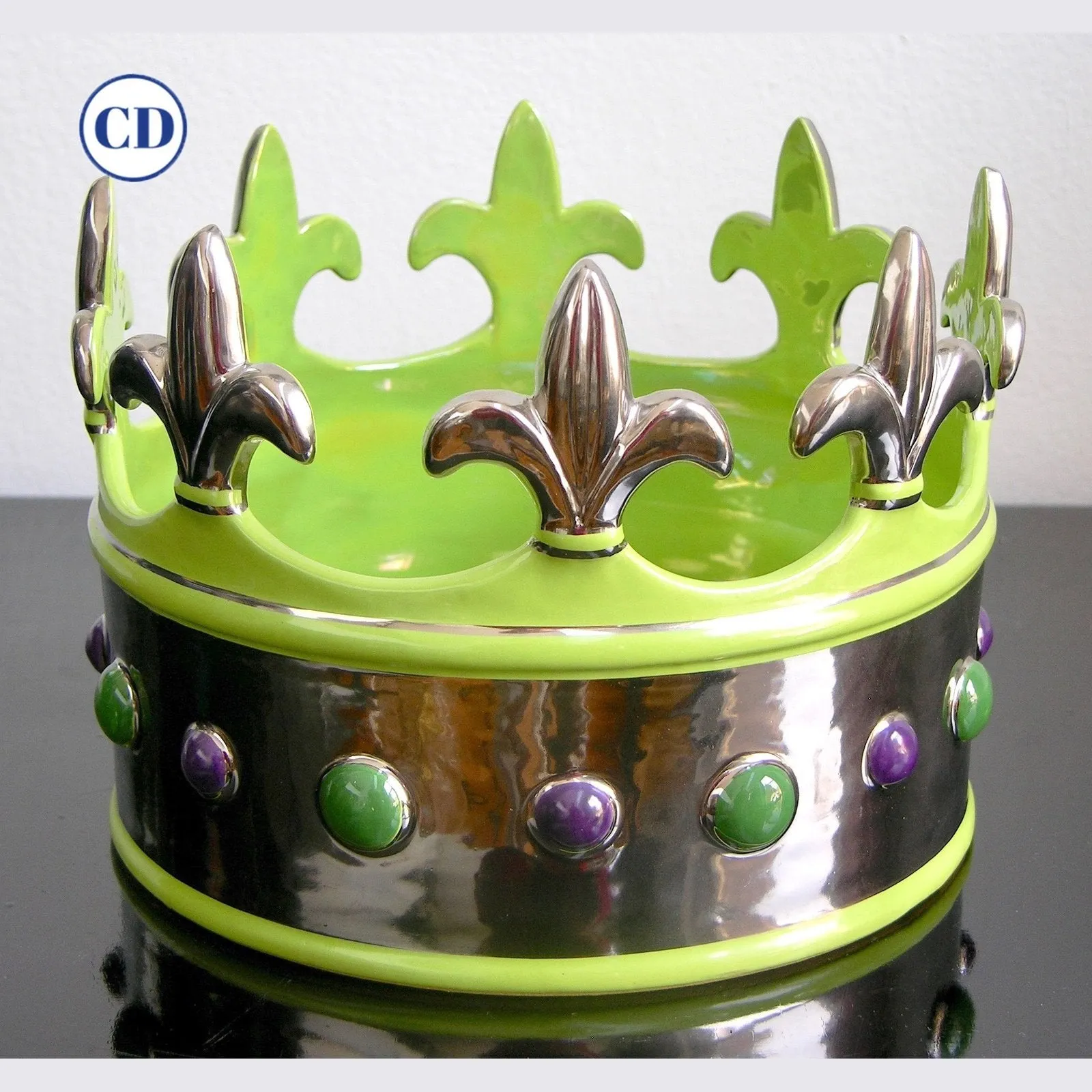Contemporary Italian Apple Jade Green Majolica Crown Bowl with Platinum Accents 