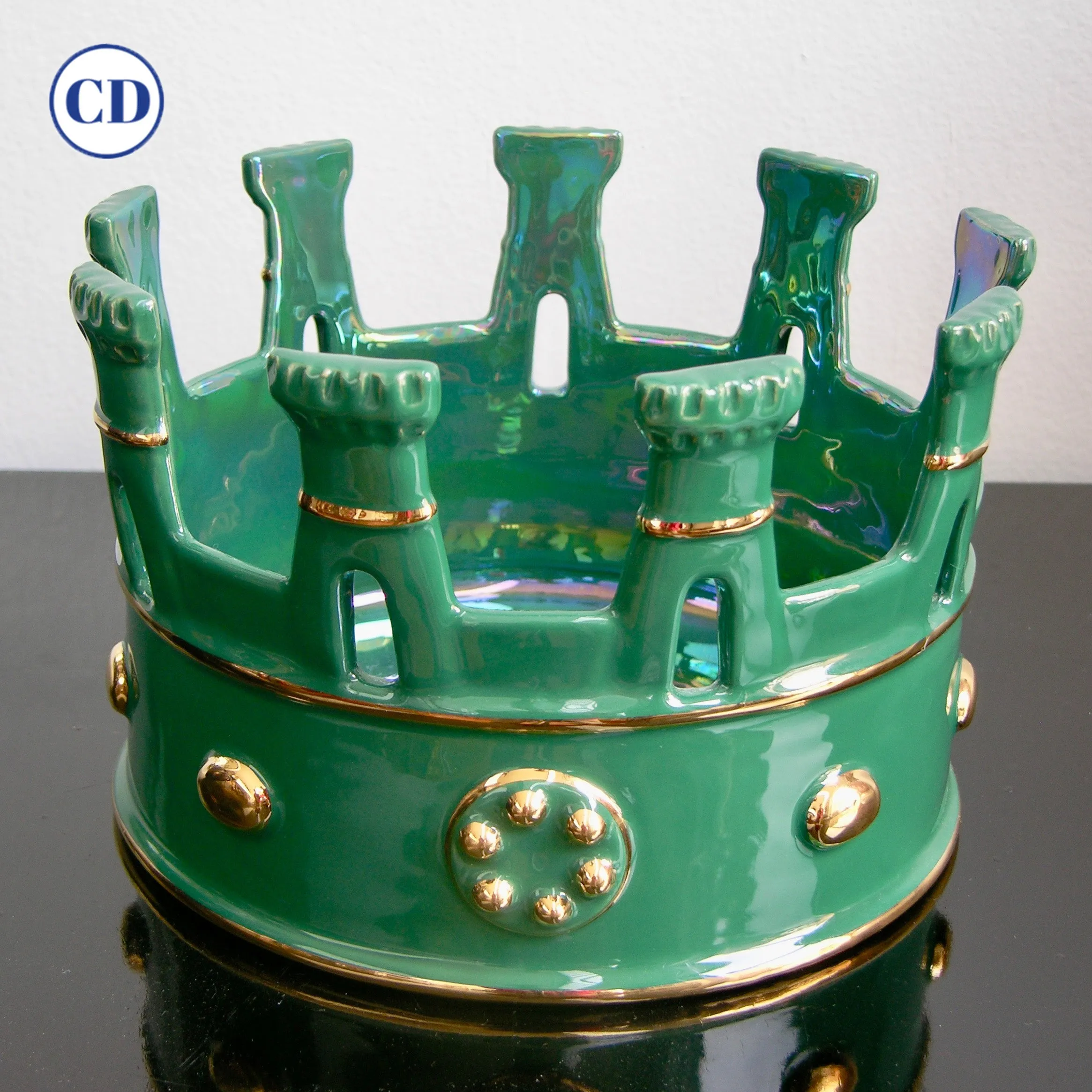 Contemporary Italian Hunter Green Majolica Crown Bowl with Pure Gold Accents 