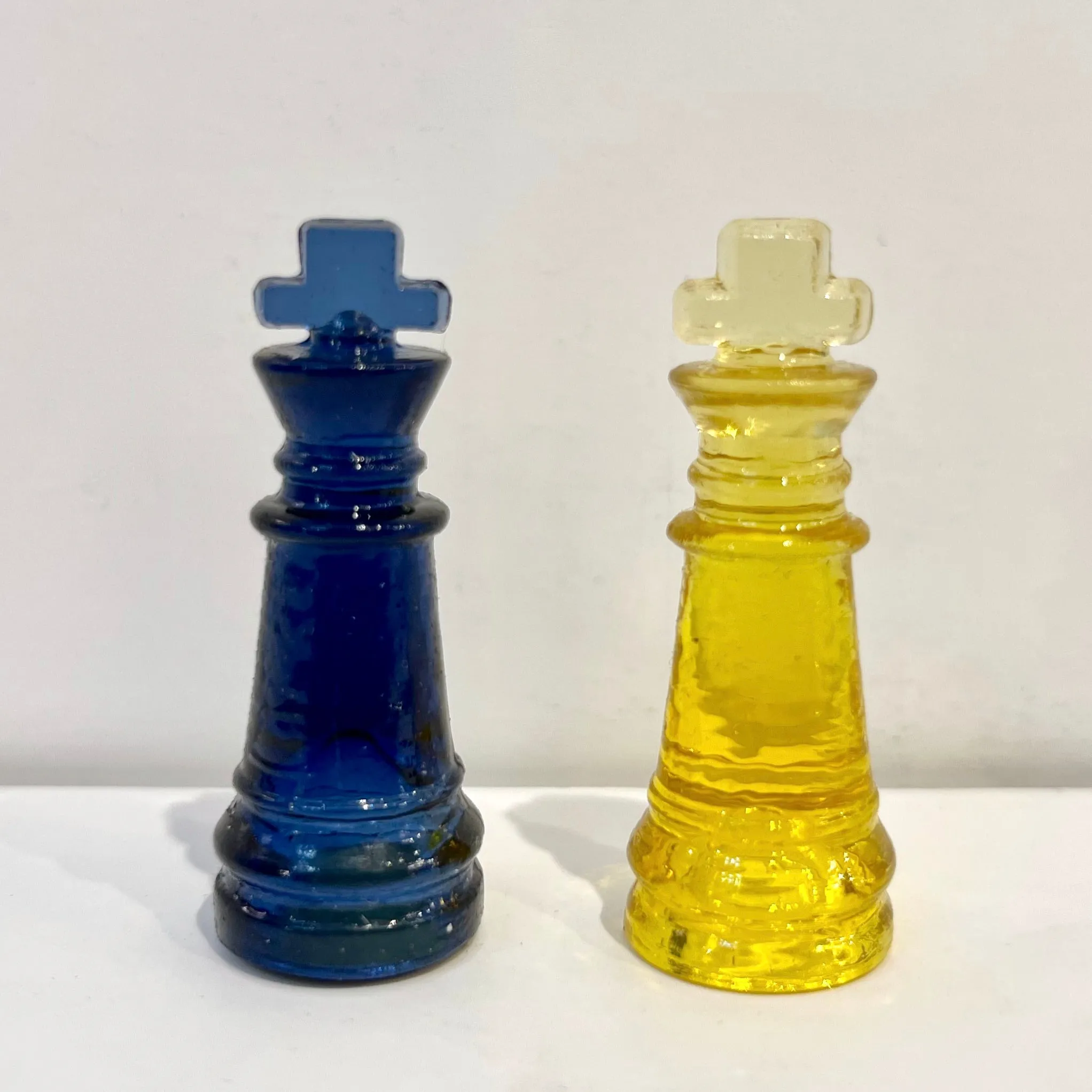 Contemporary Minimalist Blue & Yellow Murano Glass Chess Set on Mirrored Board