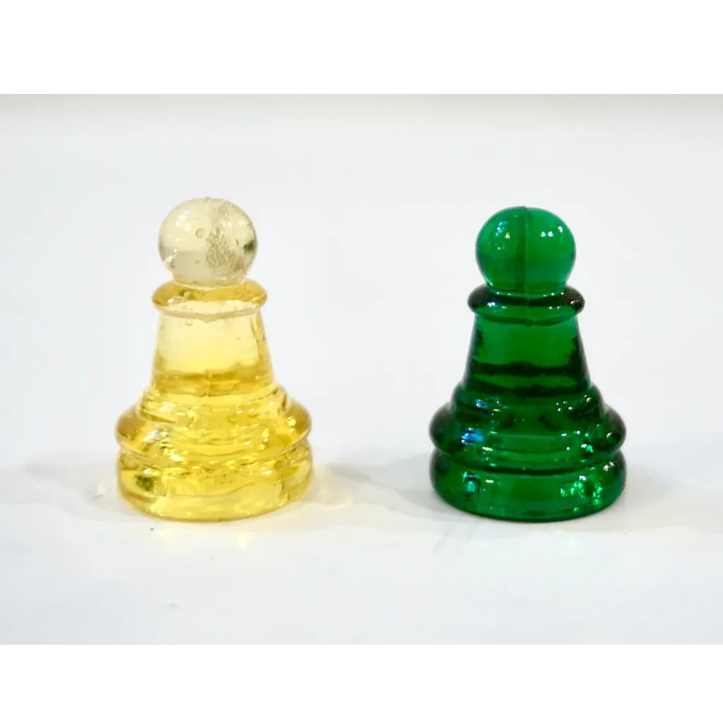 Contemporary Minimalist Green & Yellow Murano Glass Chess Set on Mirrored Board