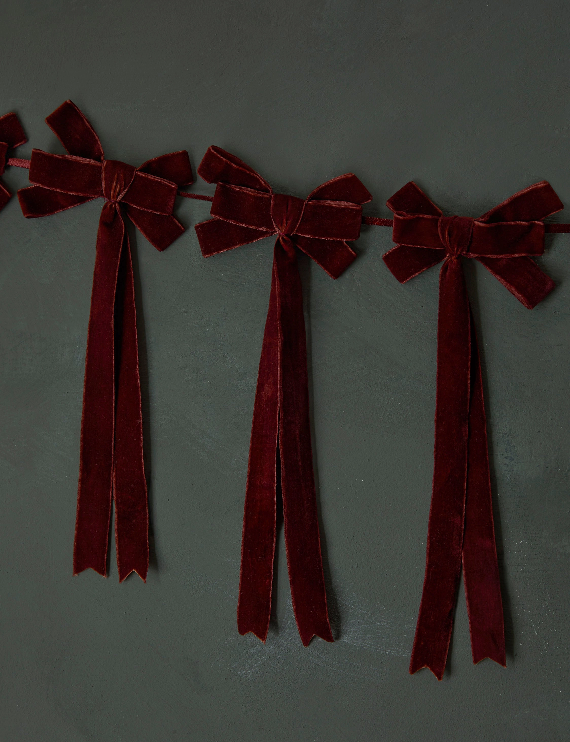 Mauree Velvet Garland