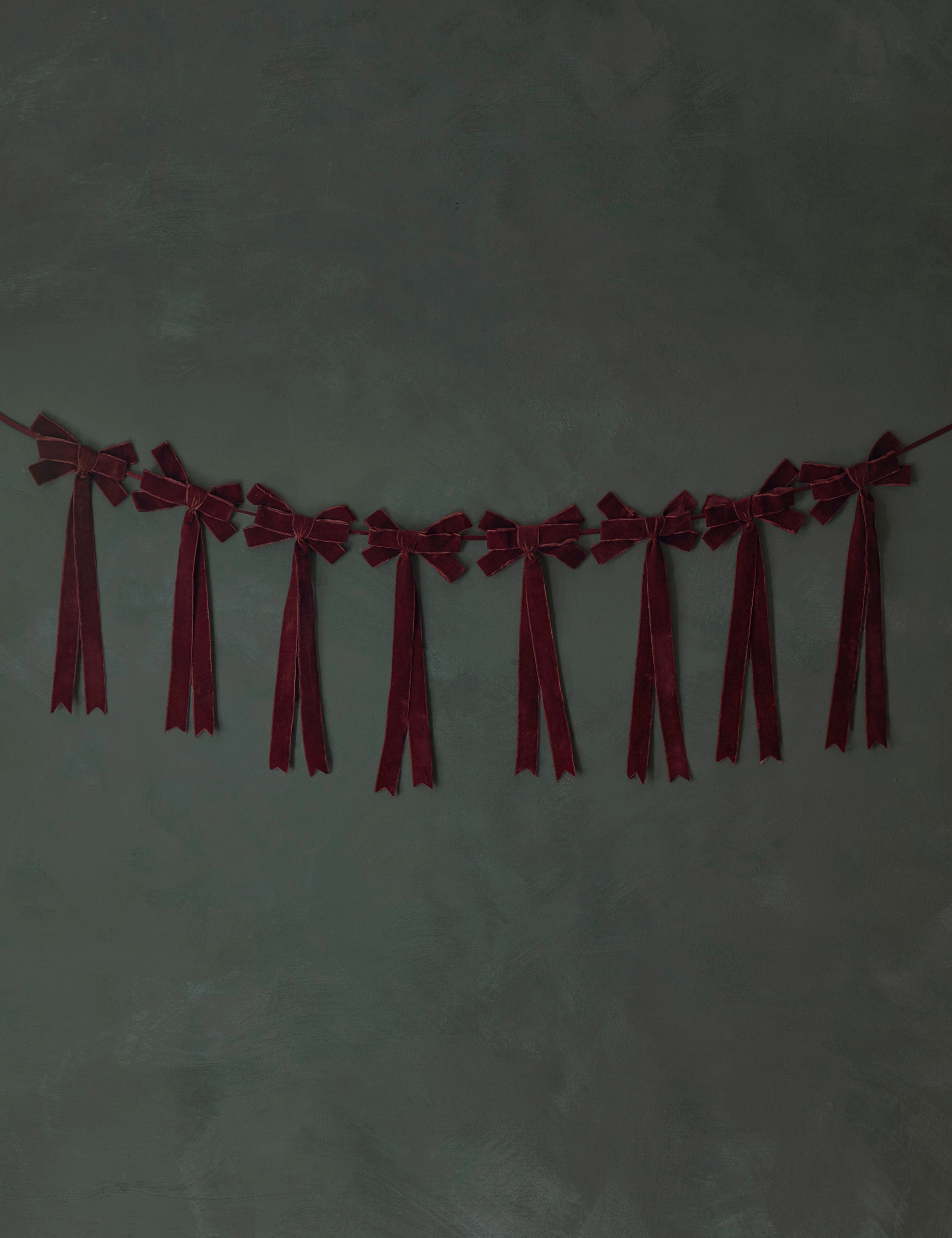 Mauree Velvet Garland 