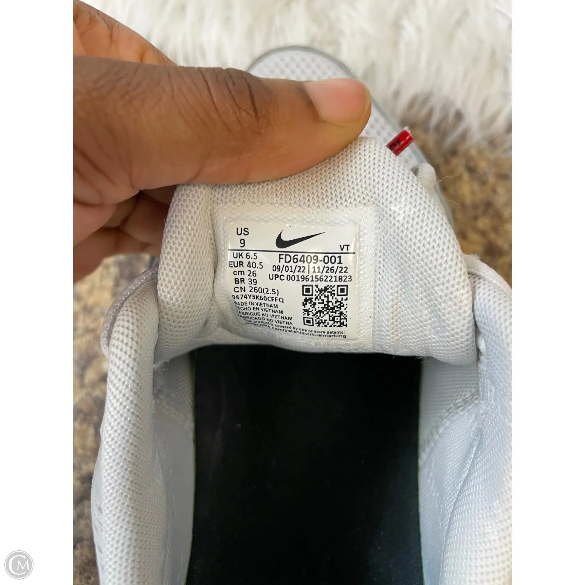 Shoes Sneakers By Nike In Grey, Size: 9