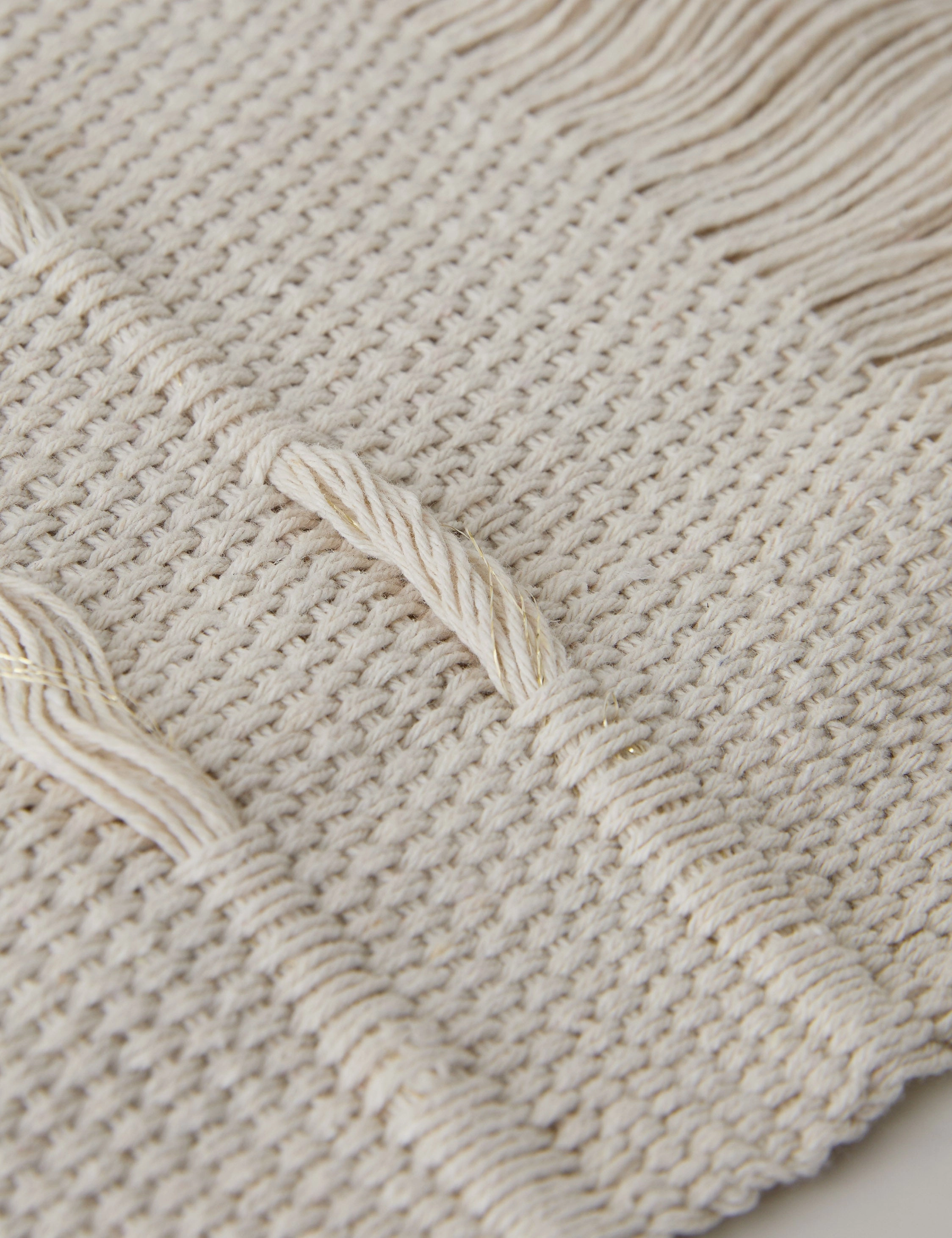 Threads Table Runner by Tallo de Olivo